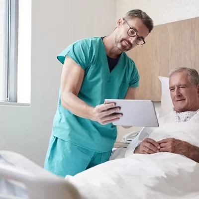 Imagen de un fisioterapeuta especializado en geriátrica trabajando con una persona mayor