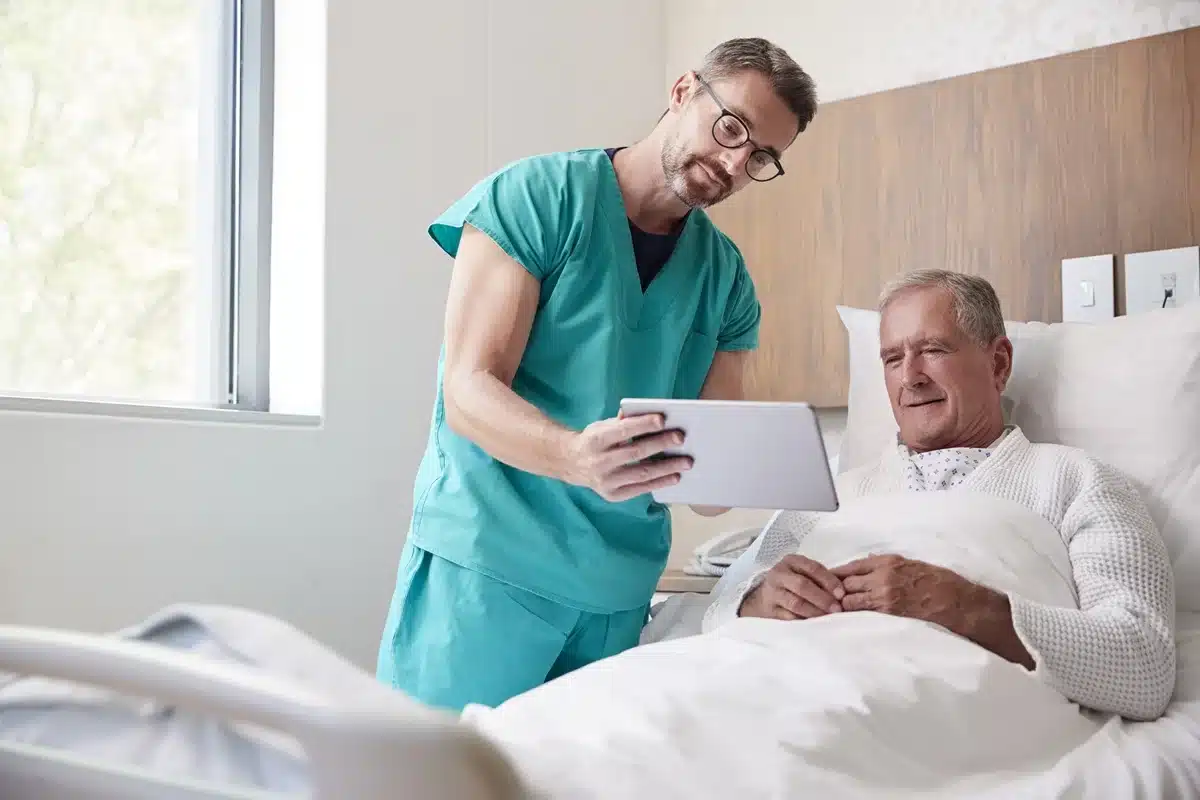 Imagen de un fisioterapeuta especializado en geriátrica trabajando con una persona mayor