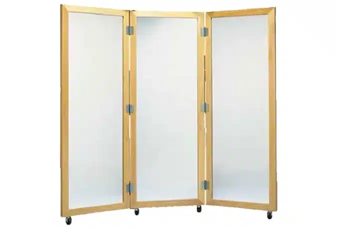 Espejo de postura triple de Fisiolab. Dimensiones: 185 cm x 69 cm por cada sección. Fabricado en madera de pino de primera calidad.