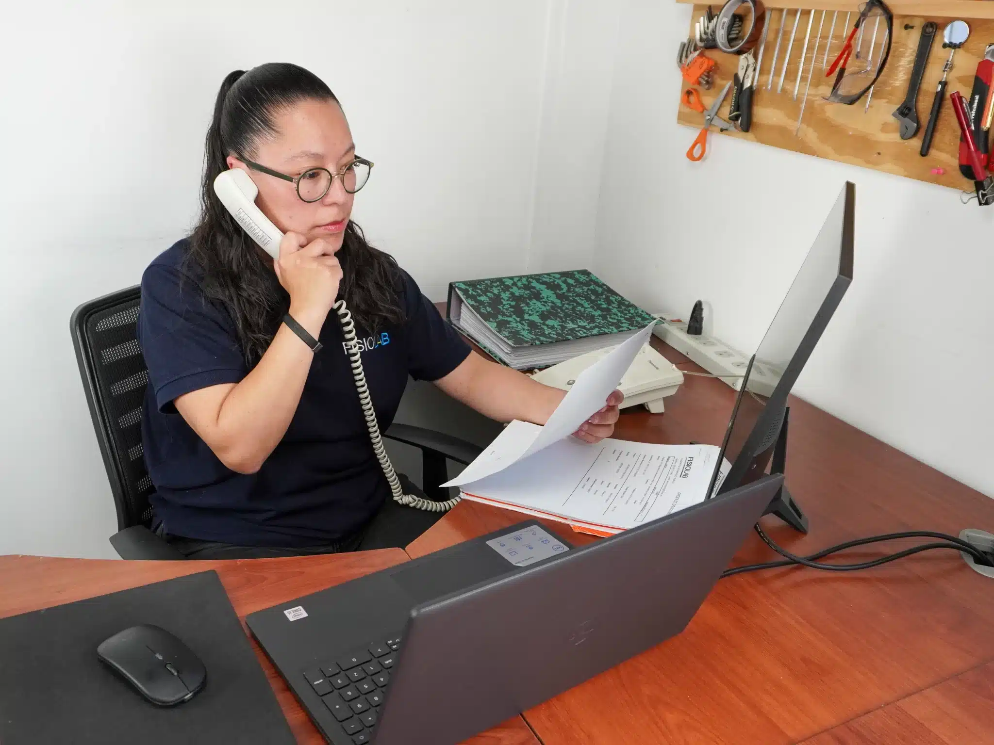 Persona dando asistencia para garantía
